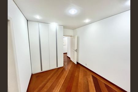 Apartamento à venda com 290m², 5 quartos e 4 vagas Apartamento à venda com 290m², 5 quartos e 4 vagasQuarto 3 - Suíte