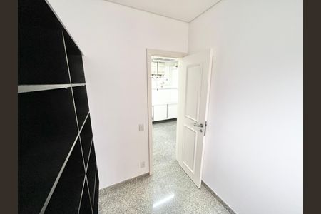 Apartamento à venda com 290m², 5 quartos e 4 vagas Apartamento à venda com 290m², 5 quartos e 4 vagasQuarto de Serviço 2
