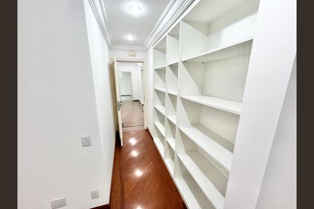 Apartamento à venda com 290m², 5 quartos e 4 vagas Apartamento à venda com 290m², 5 quartos e 4 vagasCorredor