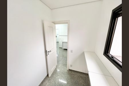 Apartamento à venda com 290m², 5 quartos e 4 vagas Apartamento à venda com 290m², 5 quartos e 4 vagasQuarto de Serviço 2