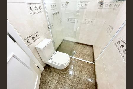 Apartamento à venda com 290m², 5 quartos e 4 vagas Apartamento à venda com 290m², 5 quartos e 4 vagasBanheiro da Suíte 3