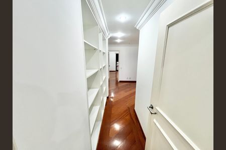 Apartamento à venda com 290m², 5 quartos e 4 vagas Apartamento à venda com 290m², 5 quartos e 4 vagasCorredor