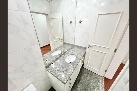 Apartamento à venda com 290m², 5 quartos e 4 vagas Apartamento à venda com 290m², 5 quartos e 4 vagasBanheiro da Suíte 4