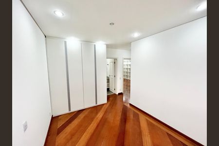 Apartamento à venda com 290m², 5 quartos e 4 vagas Apartamento à venda com 290m², 5 quartos e 4 vagasQuarto 4 - Suíte