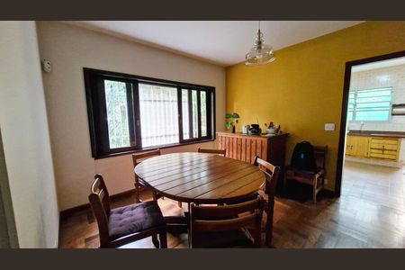 Casa à venda com 257m², 5 quartos e 3 vagas