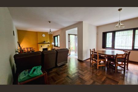 Casa à venda com 257m², 5 quartos e 3 vagas