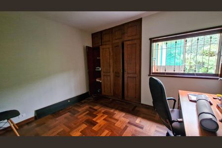 Casa à venda com 257m², 5 quartos e 3 vagas