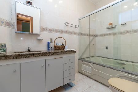 Apartamento à venda com 250m², 5 quartos e 3 vagas Apartamento à venda com 250m², 5 quartos e 3 vagasBanheiro da Suíte