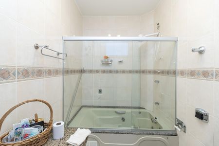 Apartamento à venda com 250m², 5 quartos e 3 vagas Apartamento à venda com 250m², 5 quartos e 3 vagasBanheiro da Suíte