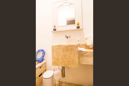 Casa à venda com 353m², 3 quartos e 2 vagas Casa à venda com 353m², 3 quartos e 2 vagasLavabo