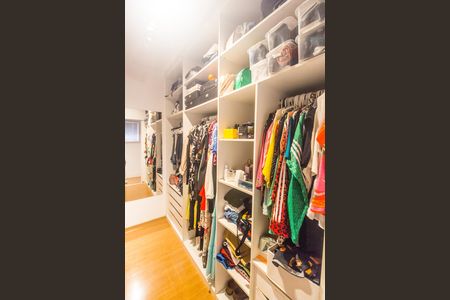 Casa à venda com 353m², 3 quartos e 2 vagas Casa à venda com 353m², 3 quartos e 2 vagasCloset da suíte