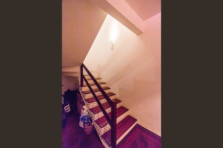 Casa à venda com 353m², 3 quartos e 2 vagas Casa à venda com 353m², 3 quartos e 2 vagasEscada