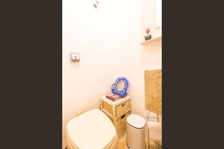 Casa à venda com 353m², 3 quartos e 2 vagas Casa à venda com 353m², 3 quartos e 2 vagasLavabo