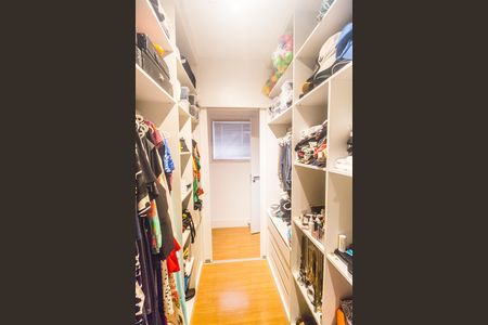 Casa à venda com 353m², 3 quartos e 2 vagas Casa à venda com 353m², 3 quartos e 2 vagasCloset da suíte