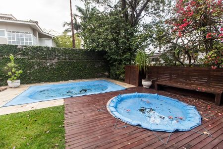 Casa à venda com 353m², 3 quartos e 2 vagas Casa à venda com 353m², 3 quartos e 2 vagasPiscina