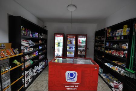Casa de condomínio à venda com 110m², 3 quartos e 2 vagasMini Market