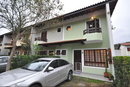 Casa de condomínio à venda com 110m², 3 quartos e 2 vagasFachada