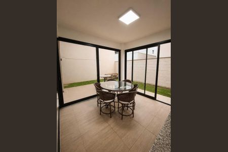 Casa de condomínio para alugar com 161m², 3 quartos e 4 vagas Casa de condomínio para alugar com 161m², 3 quartos e 4 vagasÁrea externa