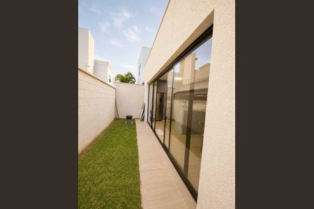 Casa de condomínio para alugar com 161m², 3 quartos e 4 vagas Casa de condomínio para alugar com 161m², 3 quartos e 4 vagasÁrea externa