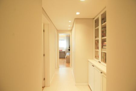 Apartamento à venda com 136m², 4 quartos e 2 vagas Apartamento à venda com 136m², 4 quartos e 2 vagasCorredor