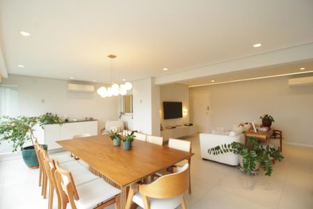Apartamento à venda com 136m², 4 quartos e 2 vagas Apartamento à venda com 136m², 4 quartos e 2 vagasSacada