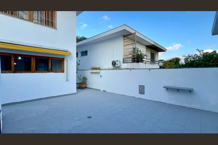 Casa à venda com 206m², 3 quartos e 2 vagasQuintal