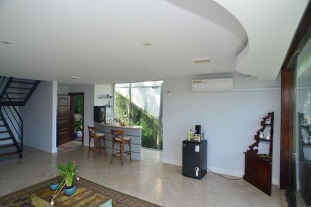 Casa de condomínio para alugar com 650m², 6 quartos e 4 vagas