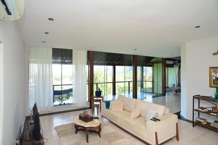 Casa de condomínio para alugar com 650m², 6 quartos e 4 vagas