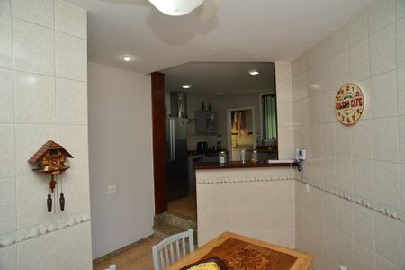 Casa de condomínio para alugar com 650m², 6 quartos e 4 vagas