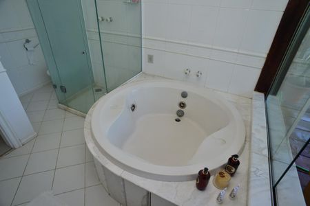Casa de condomínio para alugar com 650m², 6 quartos e 4 vagas