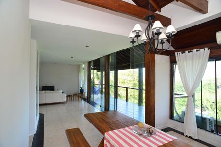 Casa de condomínio para alugar com 650m², 6 quartos e 4 vagas