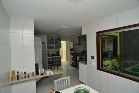 Casa de condomínio para alugar com 650m², 6 quartos e 4 vagas