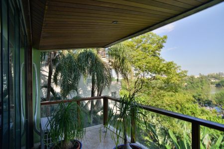 Casa de condomínio para alugar com 650m², 6 quartos e 4 vagas
