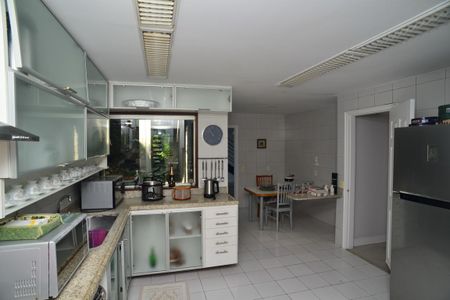 Casa de condomínio para alugar com 650m², 6 quartos e 4 vagas
