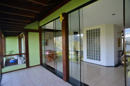 Casa de condomínio para alugar com 650m², 6 quartos e 4 vagas
