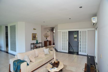 Casa de condomínio para alugar com 650m², 6 quartos e 4 vagas