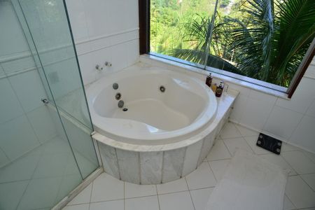Casa de condomínio para alugar com 650m², 6 quartos e 4 vagas