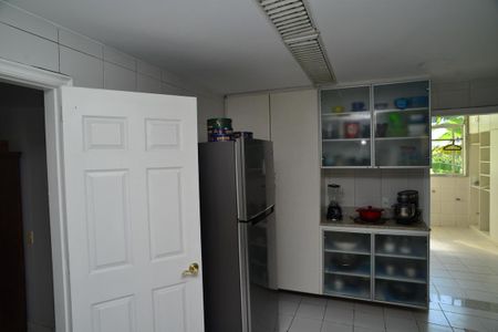 Casa de condomínio para alugar com 650m², 6 quartos e 4 vagas