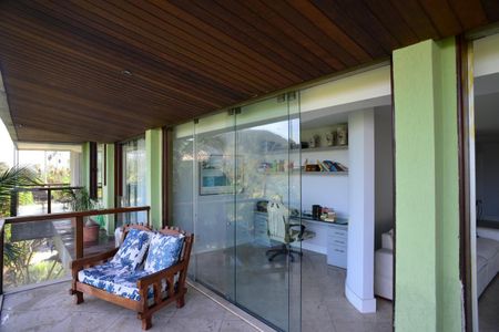 Casa de condomínio para alugar com 650m², 6 quartos e 4 vagas