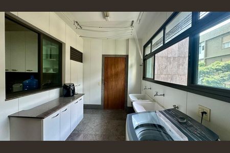 Apartamento à venda com 181m², 4 quartos e 3 vagas Apartamento à venda com 181m², 4 quartos e 3 vagasÁrea de serviço