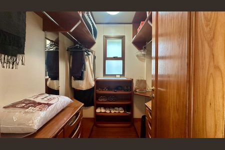 Apartamento à venda com 181m², 4 quartos e 3 vagas Apartamento à venda com 181m², 4 quartos e 3 vagasCloset