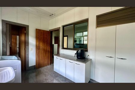 Apartamento à venda com 181m², 4 quartos e 3 vagas Apartamento à venda com 181m², 4 quartos e 3 vagasÁrea de serviço