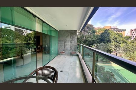 Apartamento à venda com 181m², 4 quartos e 3 vagas Apartamento à venda com 181m², 4 quartos e 3 vagasVaranda
