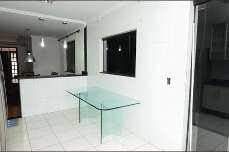 Casa à venda com 167m², 4 quartos e 2 vagas Casa à venda com 167m², 4 quartos e 2 vagasCozinha