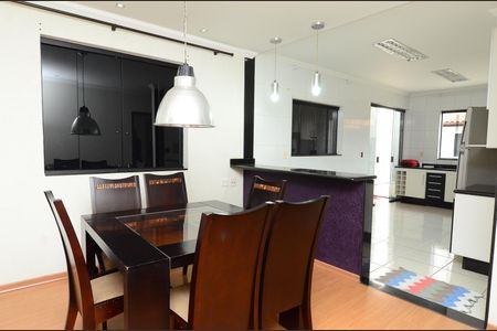 Sala de casa à venda com 4 quartos, 167m² em Eldorado, Contagem