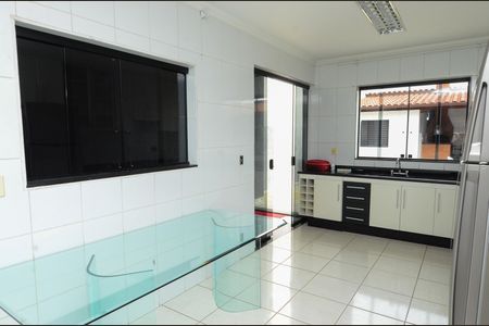 Casa à venda com 167m², 4 quartos e 2 vagas Casa à venda com 167m², 4 quartos e 2 vagasCozinha
