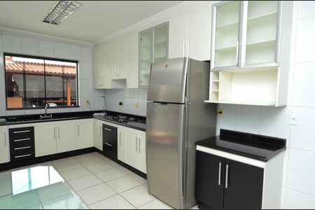 Casa à venda com 167m², 4 quartos e 2 vagas Casa à venda com 167m², 4 quartos e 2 vagasCozinha