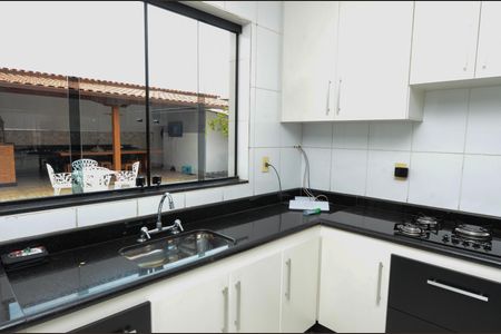 Casa à venda com 167m², 4 quartos e 2 vagas Casa à venda com 167m², 4 quartos e 2 vagasCozinha