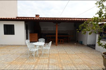 Casa à venda com 167m², 4 quartos e 2 vagas Casa à venda com 167m², 4 quartos e 2 vagasQuintal