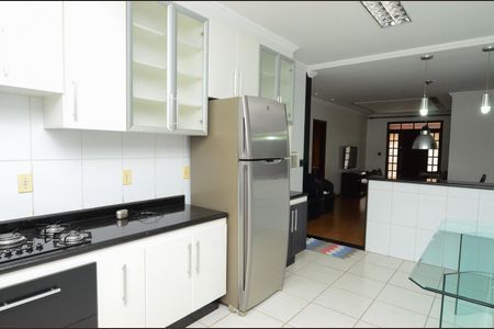 Casa à venda com 167m², 4 quartos e 2 vagas Casa à venda com 167m², 4 quartos e 2 vagasCozinha